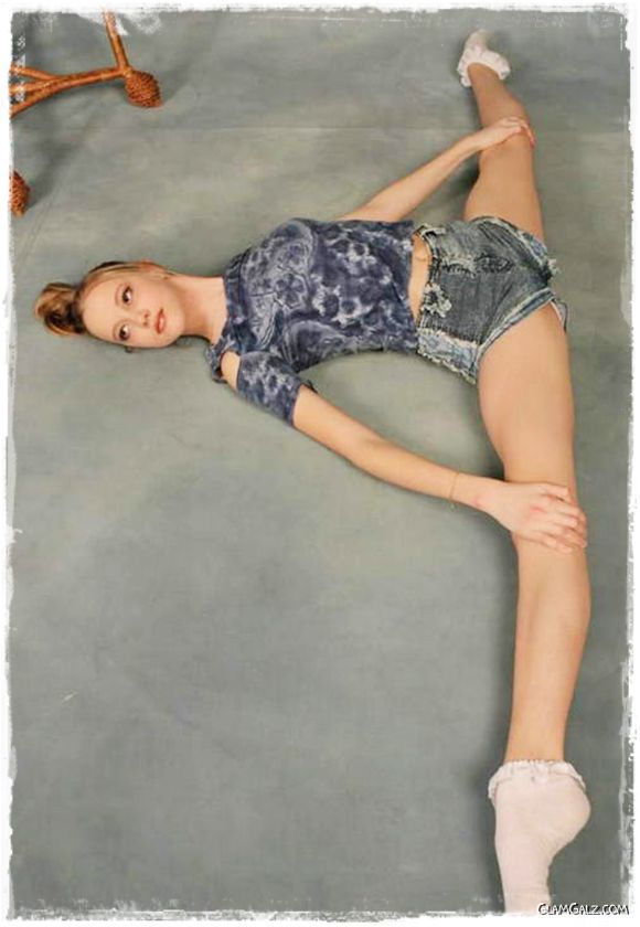 Cute Flexible Girl Showing her Flexibility cute flexi gal glamgalz com 09