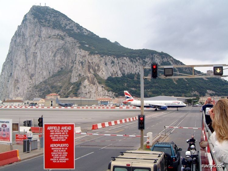 [Obrazek: gibraltar_airport_runway_funzugorg_03.jpg]
